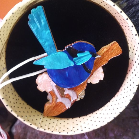 NIB Phoebe The Fairy Wren Erstwilder Brooch - Picture 5 of 5